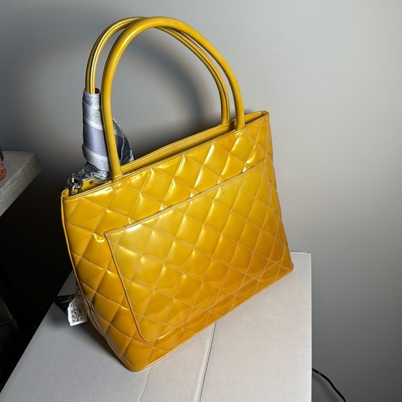 CHANEL Medallion Tote Bag A01804 Patent leather Yellow Used Women - Picture 15 of 17